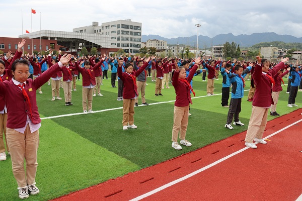 房县：旧貌换新颜！思源实验学校运动场改造完成投入使用(图1)