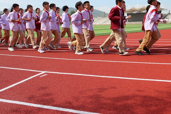 房县：旧貌换新颜！思源实验学校运动场改造完成投入使用(图2)