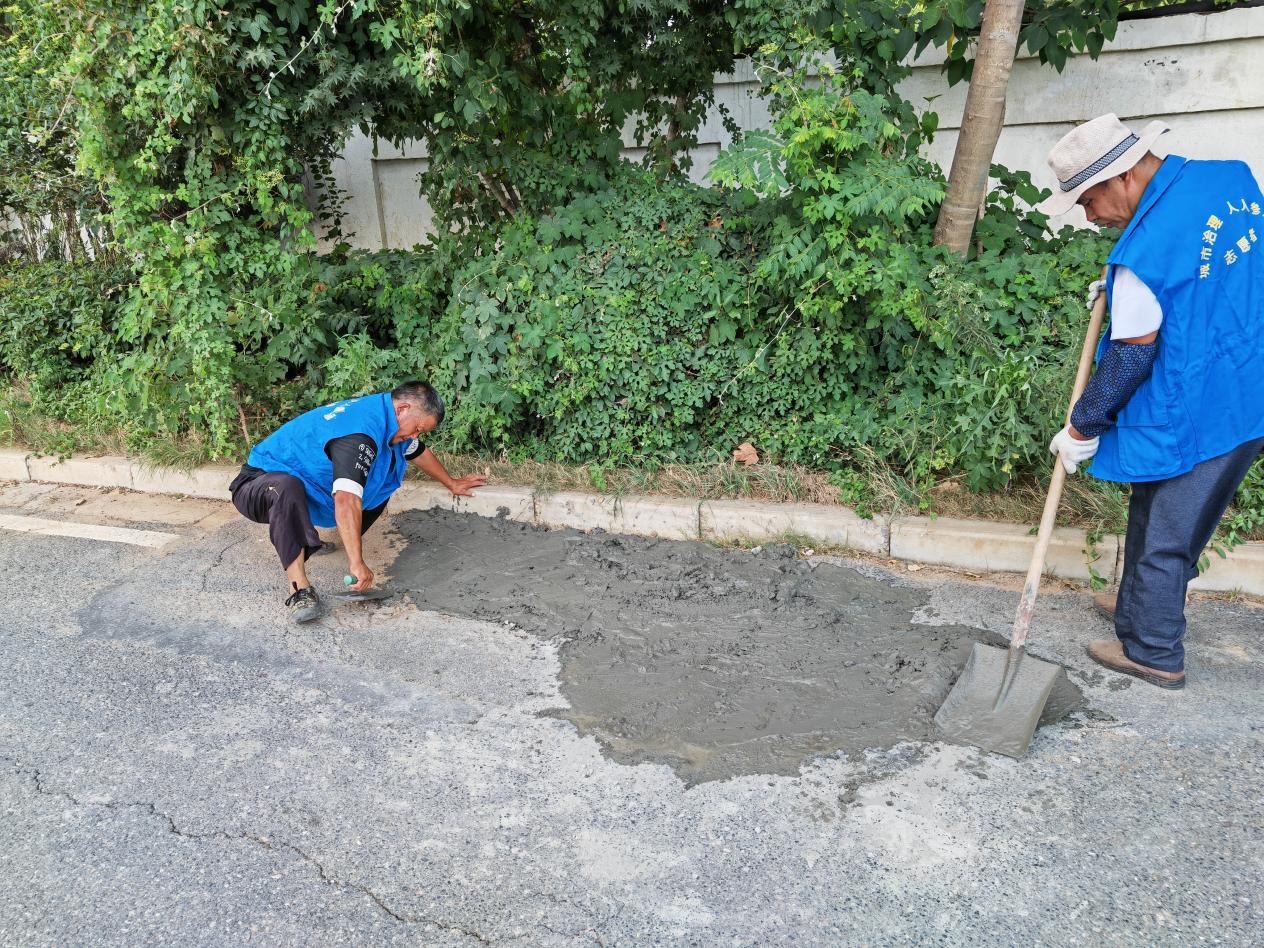 维修破损路面 改善出行环境(图1)