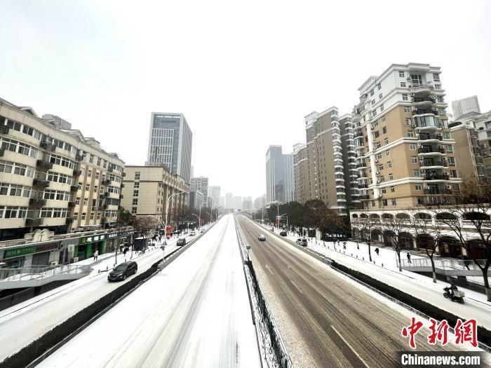 直击武汉雪后早高峰：路面车辆减少 多部门应对(图1)