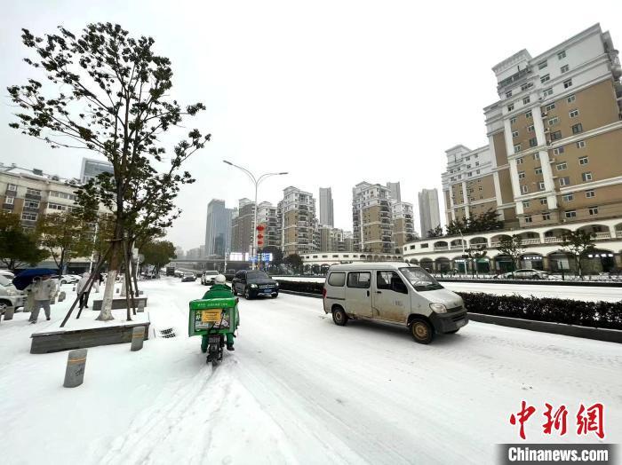 直击武汉雪后早高峰：路面车辆减少 多部门应对(图3)